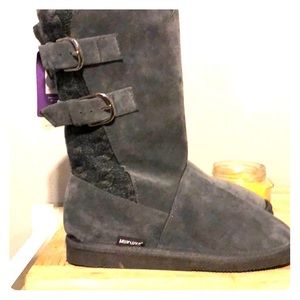 Women’s size 9 gray Muk Luks boots